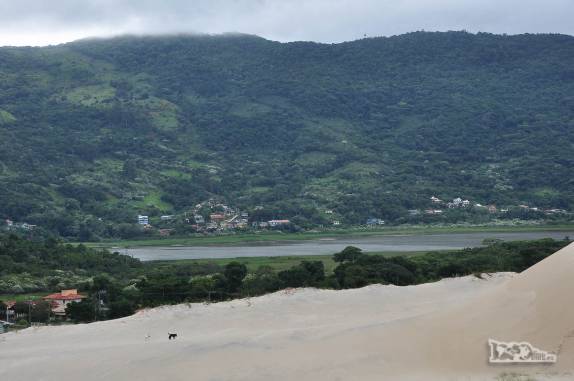 As dunas e a lagoa do Siriú, em Garopaba, no litoral sul de Santa Catarina